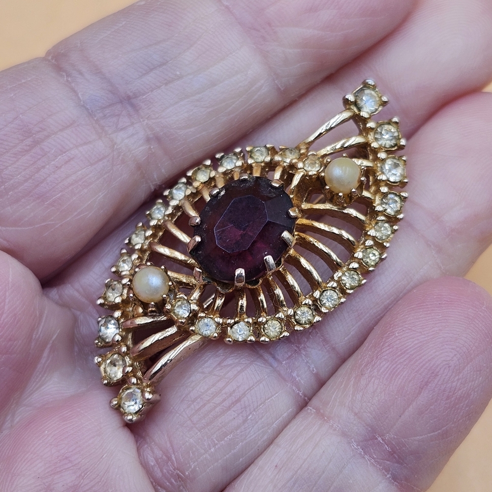 Vintage gold tone brooch large purple faceted crystal pearls rhinestone Eye